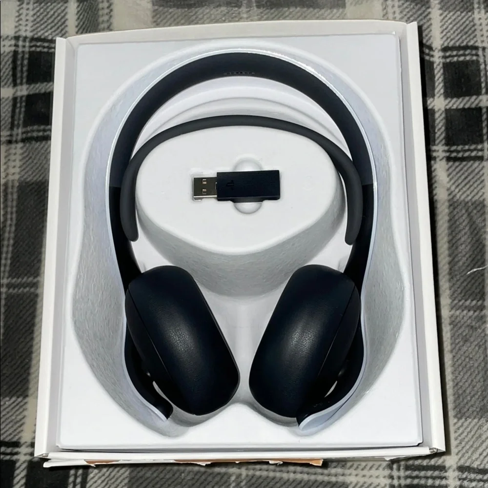 Sony PlayStation Pulse Elite Wireless Headset in Black and White